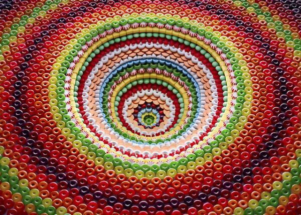 スイーツで作る緻密な“ピラミッド”！NY写真家が生み出すサイケデリックな世界