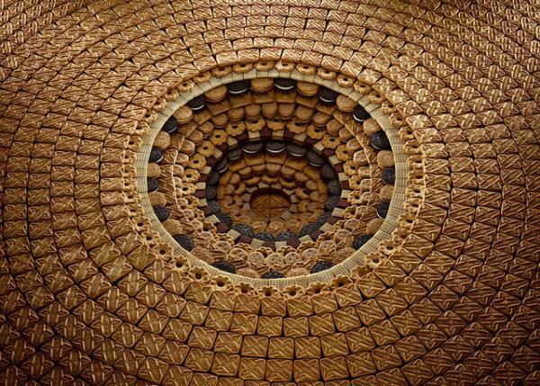 スイーツで作る緻密な“ピラミッド”！NY写真家が生み出すサイケデリックな世界