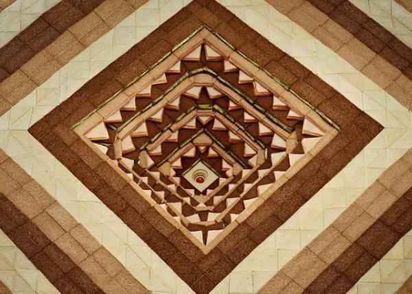 スイーツで作る緻密な“ピラミッド”！NY写真家が生み出すサイケデリックな世界