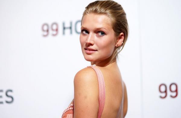 トニ・ガーン、NYエンパイア・ステート・ビルで「国際ガールズ・デー」イベントに出席