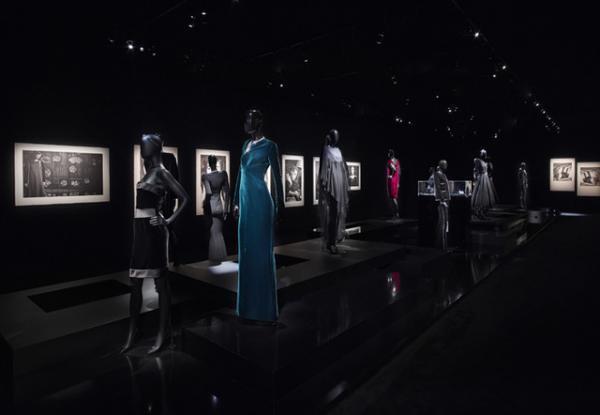 シャネルの創造性に触れる展覧会開催。菊地凛子やリリー＝ローズ デップらも来場