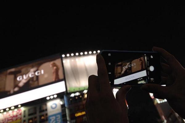 グッチ、渋谷のスクランブル交差点で16年クルーズコレクションショーを放映、映像を公開