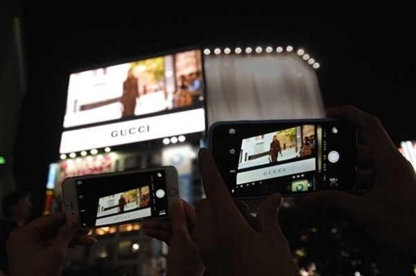 グッチが16年クルーズコレクションのスペシャルフィルムを東京・渋谷のスクランブル交差点を取り囲む5つのビッグビジョンで同時放映