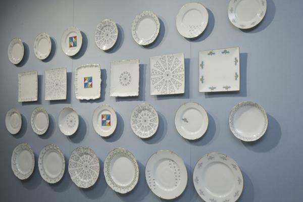 ミナ ペルホネン×リチャード ジノリ限定コレクションが新宿伊勢丹に登場。伸びやかに蝶、ミツバチ、鳥が躍る和洋の境界を越えた共鳴