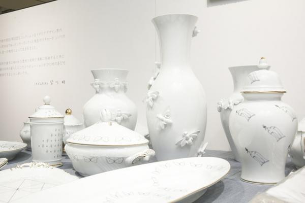 ミナ ペルホネン×リチャード ジノリ限定コレクションが新宿伊勢丹に登場。伸びやかに蝶、ミツバチ、鳥が躍る和洋の境界を越えた共鳴