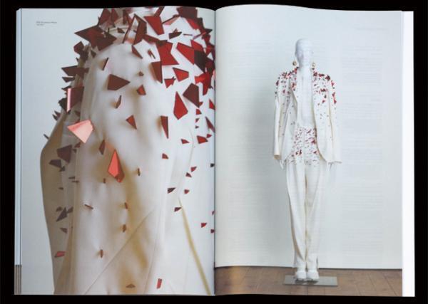 アンダーカバー25周年記念展図録。約100点のアーカイブルックを収録【NADiffオススメBOOK】