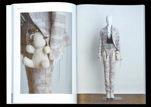 アンダーカバー25周年記念展図録。約100点のアーカイブルックを収録【NADiffオススメBOOK】