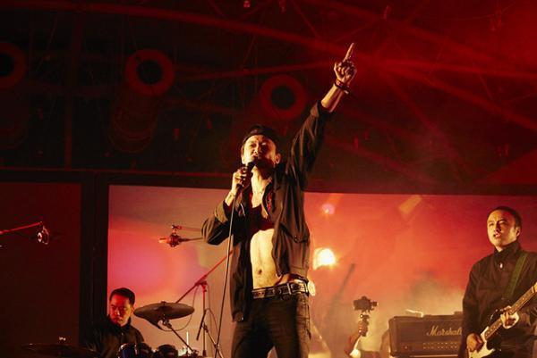 進化するGYAKUSOUに、浅野忠信が「ギャクソーーー！」乱入？