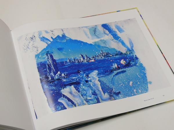 まるで抽象画。湖に浸して彩色した湖のフォトグラフ【ShelfオススメBOOK】