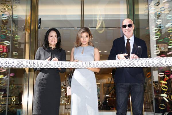 ローラも祝福、フルラ銀座店がリニューアル。今秋拡張したシューズとメンズアイテムコーナー新設