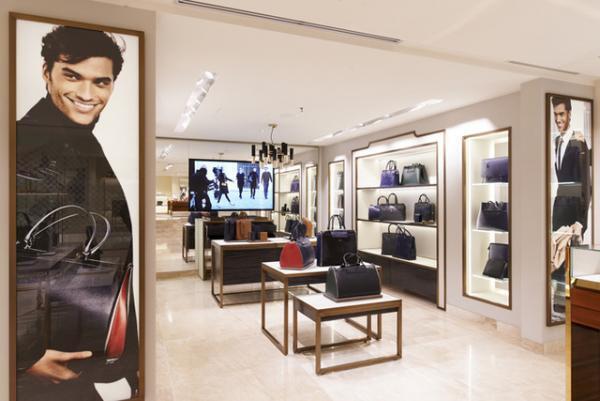 ローラも祝福、フルラ銀座店がリニューアル。今秋拡張したシューズとメンズアイテムコーナー新設