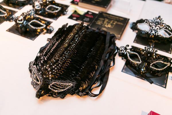 クレ・ド・ポー ボーテ、光と影のミステリアスなホリデーコフレ。仮面舞踏会でお披露目