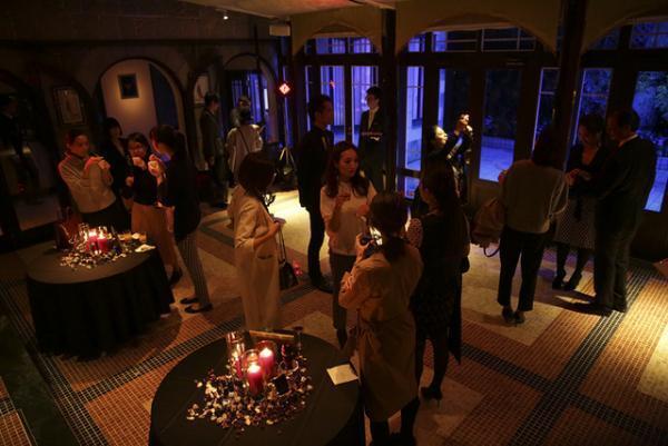 クレ・ド・ポー ボーテ、光と影のミステリアスなホリデーコフレ。仮面舞踏会でお披露目