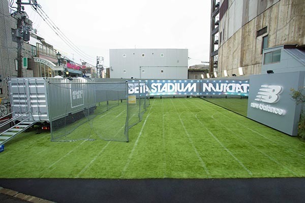 ニューバランスの屋外スタジアムが原宿に3週間限定でオープン