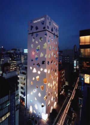 銀座ミキモト本店のウィンドウ、ペーパークラフト&amp;プロジェクションマッピングで物語を描く