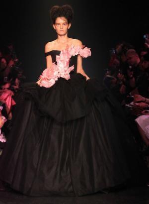 闇に一筋の光が差し込むよう。ドレスキャンプが描く、絢爛な夢【16SS】