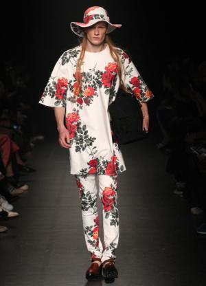 闇に一筋の光が差し込むよう。ドレスキャンプが描く、絢爛な夢【16SS】