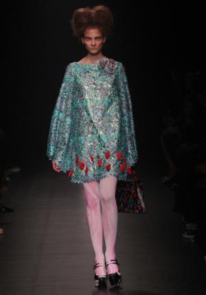 闇に一筋の光が差し込むよう。ドレスキャンプが描く、絢爛な夢【16SS】