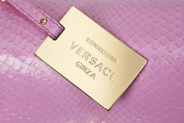 ドナテラ・ヴェルサーチがデザインした世界にひとつだけのスペシャルバッグ（39万7,000円）