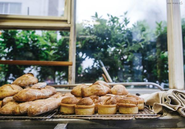 代々木上原の人気パン屋が作った“毎日のパンカタログ”、150種類を超えるメニューを収録