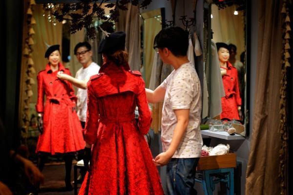 15年前のパリコレで野宮真貴が纏ったケイタマルヤマのドレスで3夜限りのライブ開催