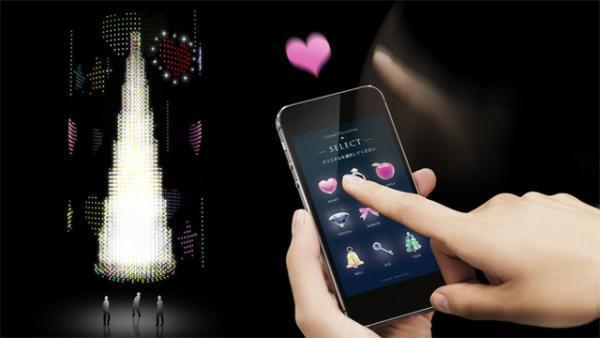 LED5.4万個が彩るチームラボの“クリスタルツリー”点灯。スマホを使ってデコレーション