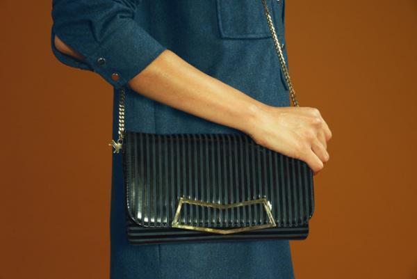 メゾン キツネのホリデー限定コレクション、2匹のキツネにハートのゴールド刺繍