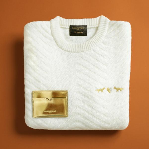 メゾン キツネのホリデー限定コレクション、2匹のキツネにハートのゴールド刺繍