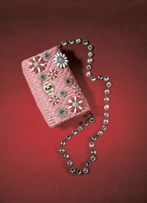 ミュウミュウのクリスマスコレクション、煌めくフラワーモチーフのバッグなど