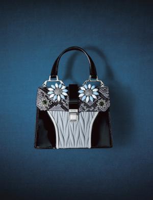 ミュウミュウのクリスマスコレクション、煌めくフラワーモチーフのバッグなど