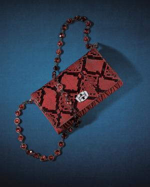 ミュウミュウのクリスマスコレクション、煌めくフラワーモチーフのバッグなど