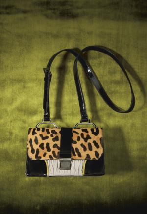 ミュウミュウのクリスマスコレクション、煌めくフラワーモチーフのバッグなど