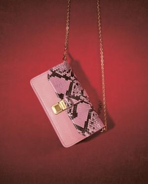 ミュウミュウのクリスマスコレクション、煌めくフラワーモチーフのバッグなど