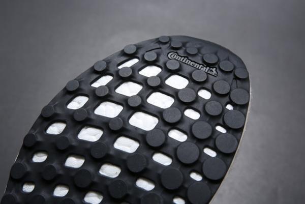 アディダス「ウルトラブースト」に2色の冬限定モデル登場