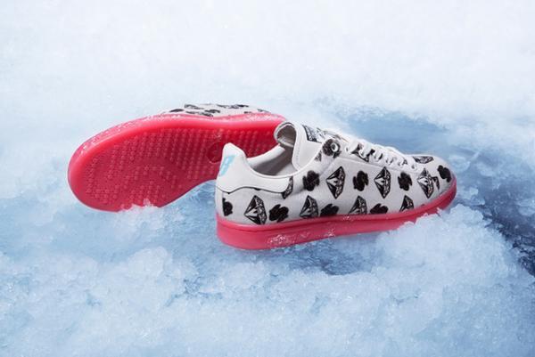 アディダス オリジナルス=ファレル・ウィリアムスの新作「スタンスミス」、“足つぼ図解”のアートワーク!?