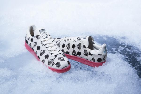 アディダス オリジナルス=ファレル・ウィリアムスの新作「スタンスミス」、“足つぼ図解”のアートワーク!?