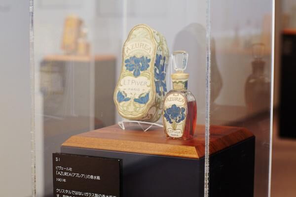 クリスタルとは別のガラスを用いた瓶。そのラベルや外箱などから、アール・ヌーヴォーの名残を最も感じられる作品。
