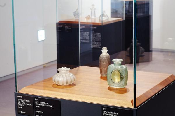 資生堂アートハウス「香水瓶の世紀」展レポート。ボトル、香水液、色彩で五感を刺激する香りという文化