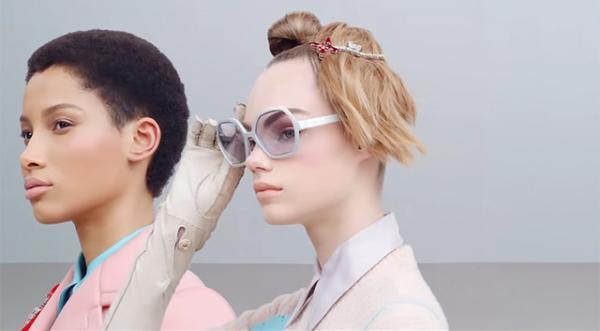 プラダの新作アイウエア、パステルカラーの「ソフト ポップ」コレクション