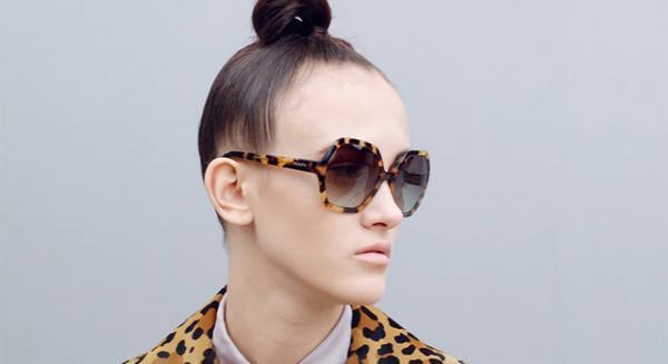 プラダの新作アイウエア、パステルカラーの「ソフト ポップ」コレクション