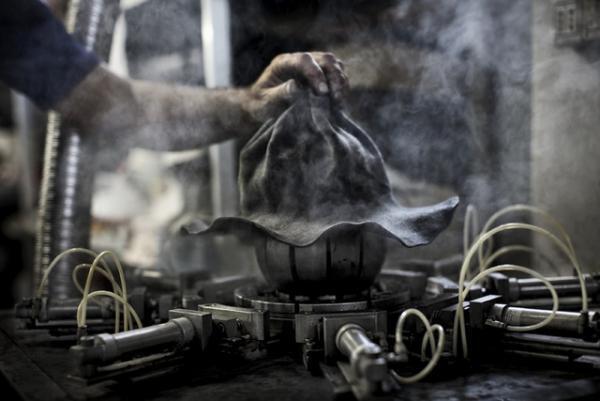 帽子デザイナーのレナード・プランク来日、la kaguで帽子を作る1日限りのライブパフォーマンス