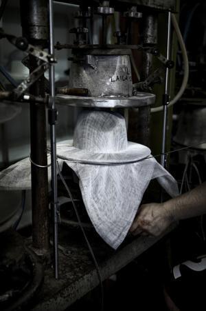 帽子デザイナーのレナード・プランク来日、la kaguで帽子を作る1日限りのライブパフォーマンス