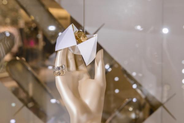 シャネルが新宿伊勢丹でポップアップ、ファインジュエリーの新作「ココ クラッシュ」登場