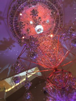 全長8mのミラーボールが点灯！うめだ阪急の北欧クリスマスマーケット