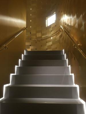 ヴェルサーチの旗艦店が銀座にオープン、ゴールドメデューサ復活に沸く