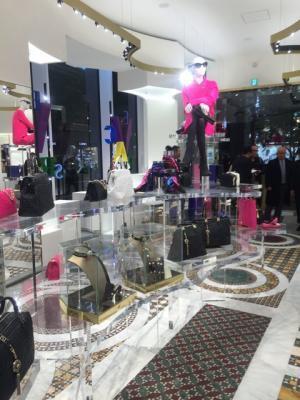 ヴェルサーチの旗艦店が銀座にオープン、ゴールドメデューサ復活に沸く