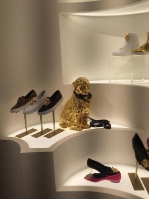 ヴェルサーチの旗艦店が銀座にオープン、ゴールドメデューサ復活に沸く