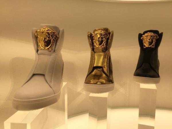 ヴェルサーチの旗艦店が銀座にオープン、ゴールドメデューサ復活に沸く