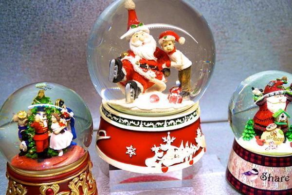 新宿伊勢丹がモードなクリスマスギフトを提案。サンタや雪だるまがマトリョーシカに