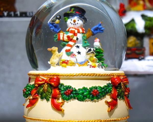 新宿伊勢丹がモードなクリスマスギフトを提案。サンタや雪だるまがマトリョーシカに